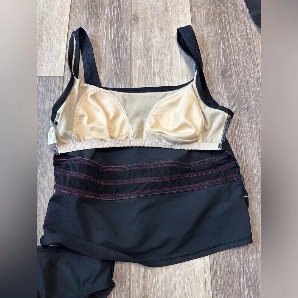 #4) 🏖️Speedo swim set size: Top-12 bottom-10  black with pink under chest
